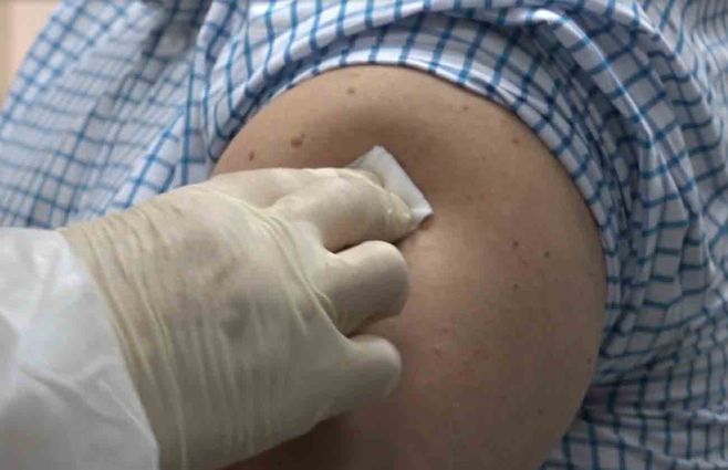 Virólogo de la UdelaR asegura que la vacuna no será una solución por si sola