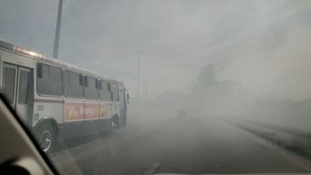 incendio de campo en los accesos a montevideo provoco gran concentracion de humo que afecto el transito
