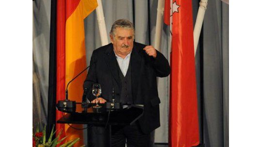 José Mujica se reúne hoy con canciller de Alemania Angela Merkel