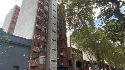 Otro edificio grafiteado hasta el noveno piso; el autor quedó registrado en cámara de seguridad