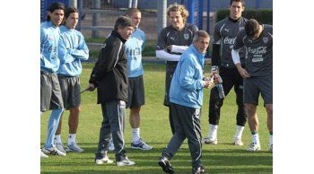 Uruguay no cambia jugadores ante Paraguay pero sí figura táctica