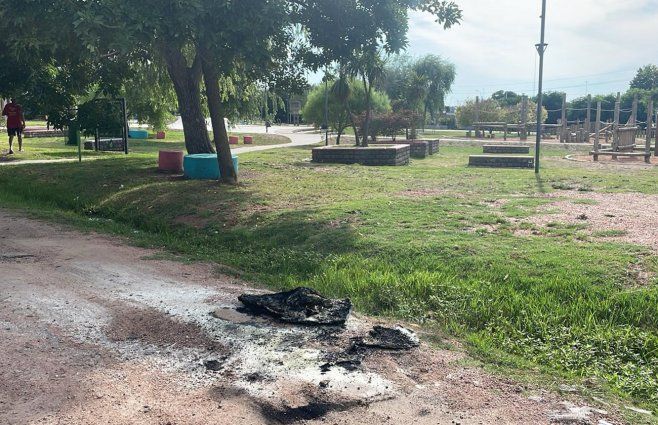 Foto: Subrayado. Vecinos incendiaron la moto usada por los delincuentes.