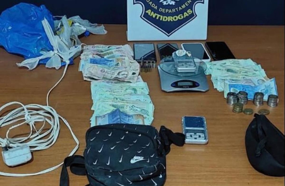 Foto cedida a Subrayado. Parte de lo incautado en Ciudad Vieja este martes. Foto cedida a Subrayado. Parte de lo incautado en Ciudad Vieja este martes.