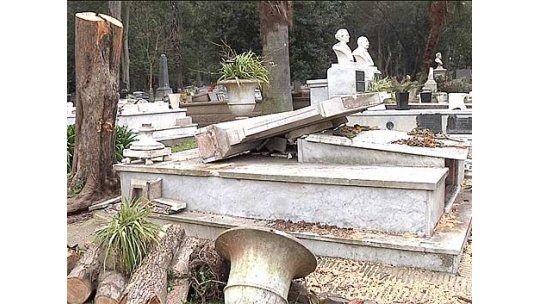 El Cementerio del Buceo todavía siente los efectos del temporal
