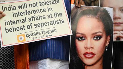 polemica en india por una foto de rihanna en topless con una imagen del dios ganesh
