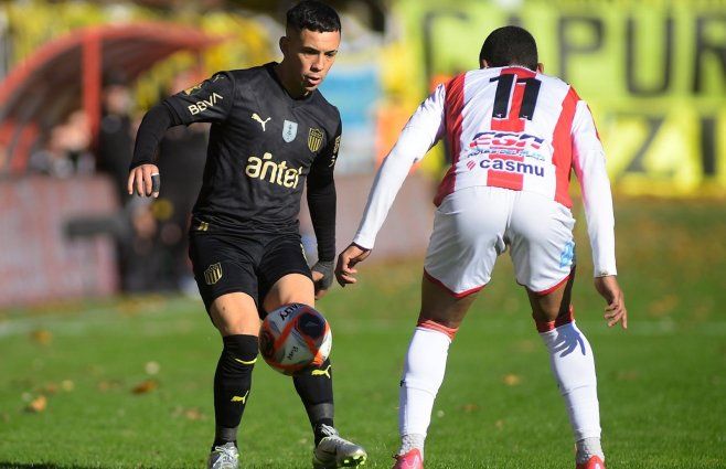 Foto: FocoUy. Leonardo Fernández (Peñarol) y Juan Cruz de los Santos (River Plate).