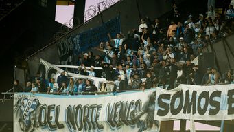 Foto: FocoUy. Hinchada de Cerro en el Campeón del Siglo, en el partido ante Peñarol, el domingo 27 de abril de 2025.