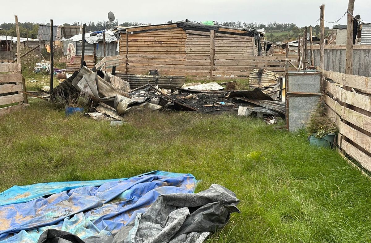 Mataron de varios disparos a un hombre y prendieron fuego su vivienda; lo hallaron con las manos en la nuca