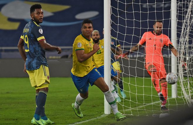 Casemiro festeja su gol ante el arquero colombiano Ospina