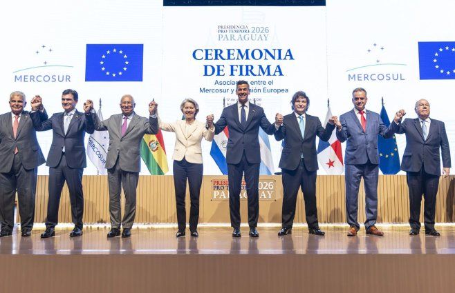 Los presidentes y autoridades del Mercosur y la UE saludan tras la firma del acuerdo. Foto: Presidencia de Uruguay.