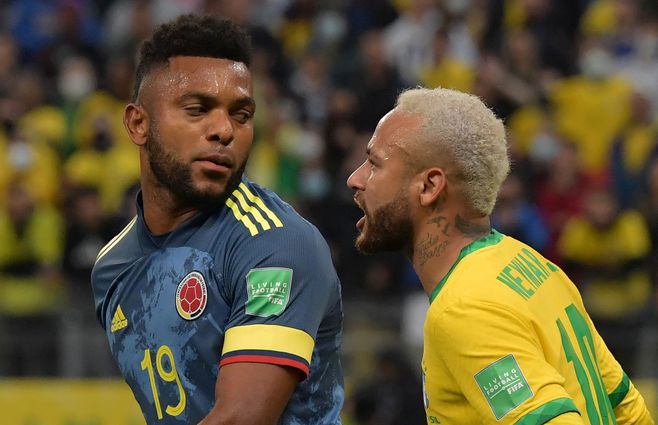El colombiano Borja y el brasileño Neymar discuten durante el desarrollo del partido&nbsp;