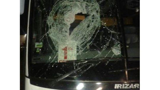 Mejora la joven que sufrió hundimiento de cráneo en bus apedreado