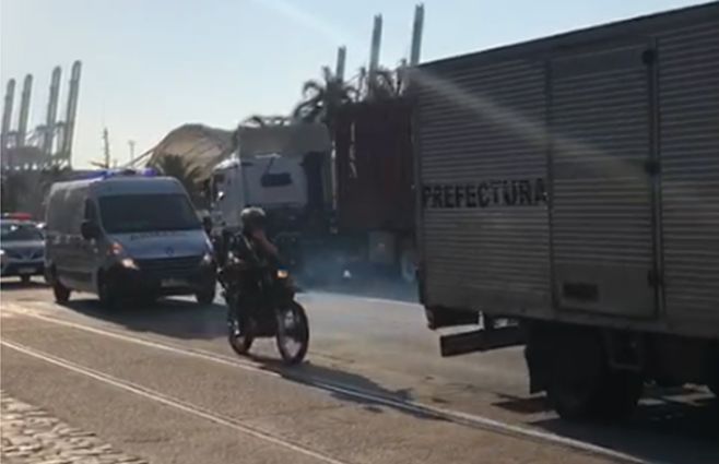 Foto: Así fue sacada del puerto de Montevideo la droga incautada.