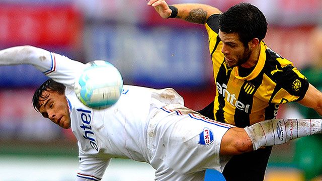 2-2. Nacional desaprovecha su ventaja y Peñarol iguala el Clásico