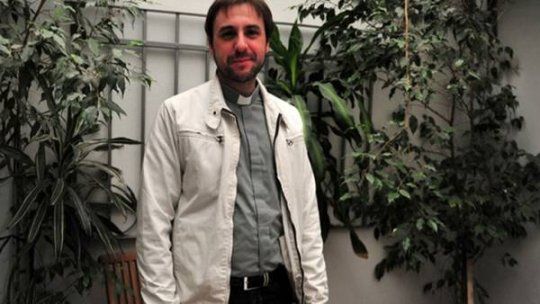 Deja sacerdocio para ser padre y genera controversia entre Iglesia y fieles