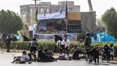 atentado terrorista en iran deja decenas de muertos durante un desfile militar
