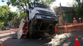 Camión de basura de Intendencia de Montevideo quedó atrapado en un socavón en Goes