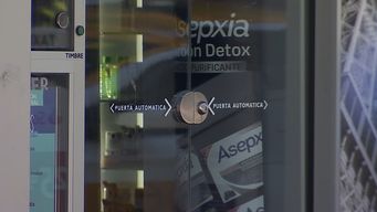 ladrones de 15 y 19 anos saquearon vitrinas de una farmacia; un policia los vio e hirio de bala a uno