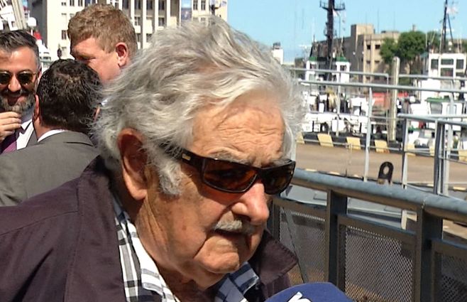 Mujica-en-el-puerto-marzo.jpg