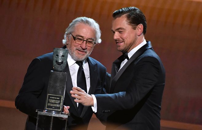 De Miro recibe el premio a la trayectoria de manos a Leonardo DiCaprio