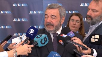 equipos consultores: el 27% de los montevideanos aprueba la gestion de bergara y 43% la desaprueba