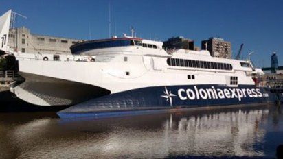 barco de pasajeros sufrio una averia en el puerto de colonia y trabajan para evitar que se hunda