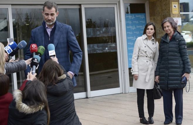 FELIPE-SOFIA-LETIZIA-ENTREVISTA-PUERTA-HOSPITAL.jpg