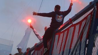 bengalas, un mate, un termo, piedras y varios objetos arrojados en el clasico