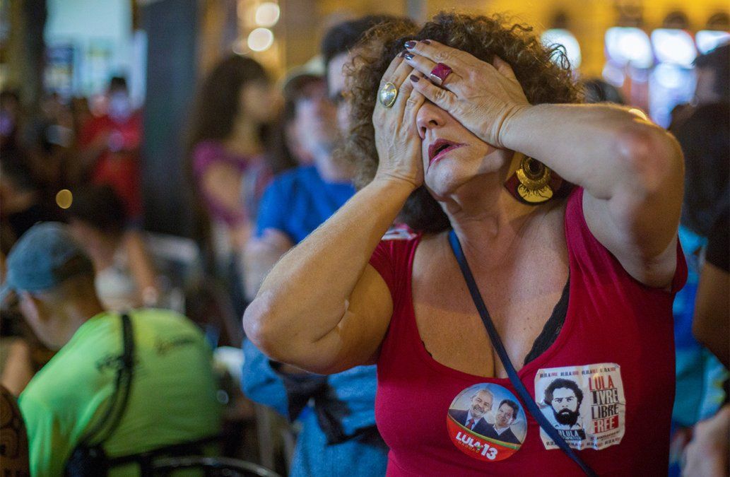 Una simpatizante del candidato del Partido de los Trabajadores, Fernando Haddad, reacciona durante el conteo de votos en un bar en Laranjeiras.