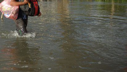 cuatro muertos y miles de evacuados en argentina por inundaciones