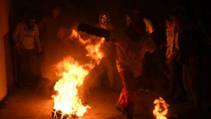 creyentes se lanzan bolas de fuego en celebracion de virgen de la inmaculada concepcion