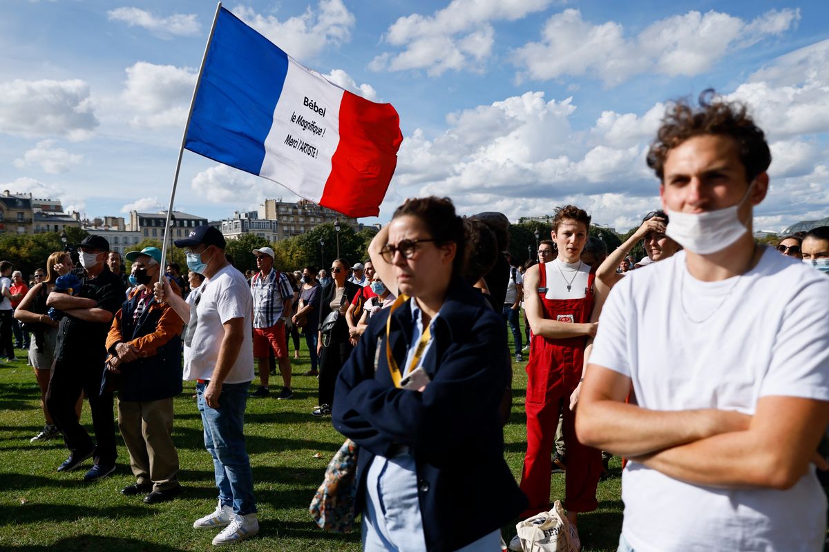 &nbsp;Un fan de Jean-Paul Belmondo ondea una bandera nacional que diceBebel The Wonderful, ¡Gracias Artista! mientras asiste ala ceremonia de homenaje nacional al fallecido actor francésJean-Paul Belmondo frente al Hotel des Invalides en París.
