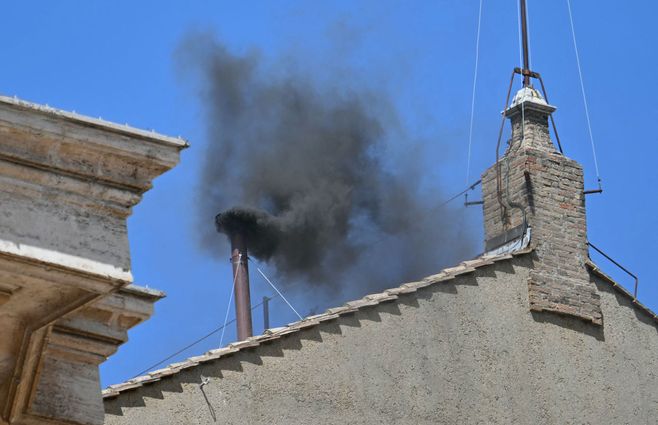 Humo-negro-Vaticano-papa-jueves-segunda-votación-AFP.jpg