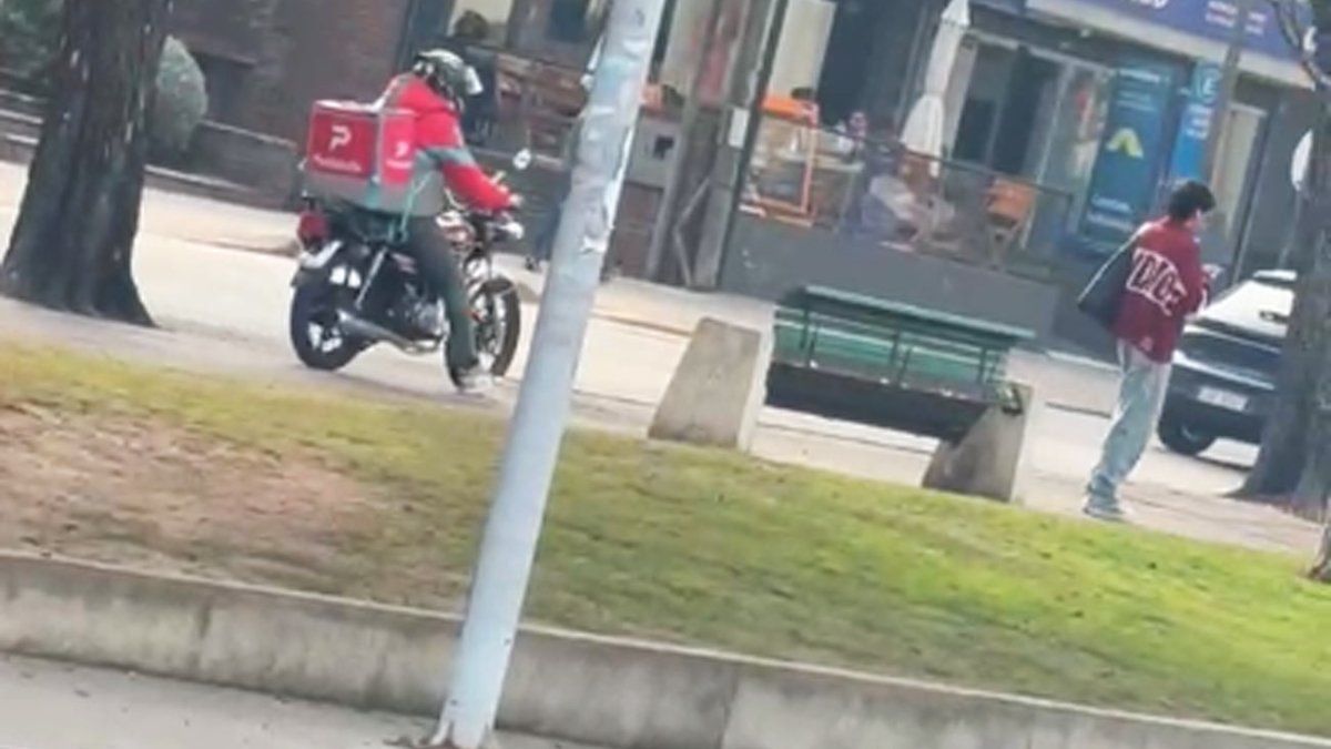 Por la vereda, en moto y con uniforme de delivery, delincuen