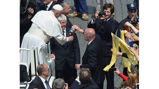 El Papa terminó Misa de Ramos tomando mate que le cebó un fiel