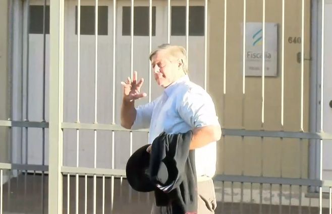 Ex intendente de Soriano Guillermo Besozzi en la puerta de Fiscalía. Foto: Subrayado.