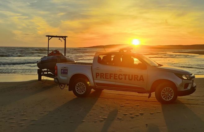 Foto: Armada Nacional. Operativo de búsqueda en Cabo Polonio, por segundo día.
