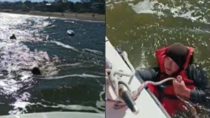 rescatan a dos kayakistas que se accidentaron en la costa de piriapolis