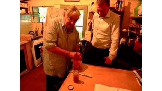 Mujica enseña a hacer salsa de tomate en la TV holandesa