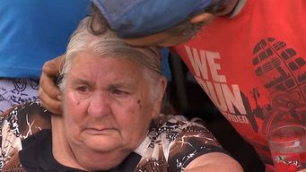 vecino rescato a su madre en silla de ruedas con el agua al cuello de la inundacion