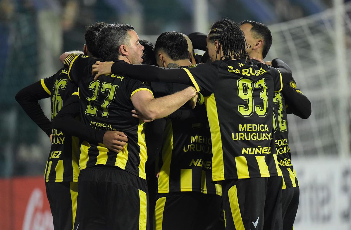 Con goles de Arezo y Laxalt, Peñarol derrotó a Defensor Sporting en su visita al Franzini