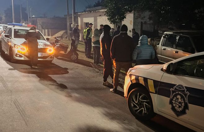 La Policía en la casa donde fue hallada sin vida la mujer atacada por su perro.&nbsp;