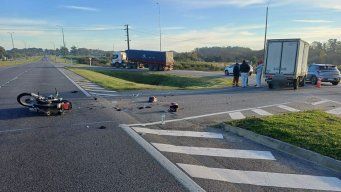 La moto conducida por la mujer policía y el camión, sobre ruta 1. Foto: Policía Caminera.