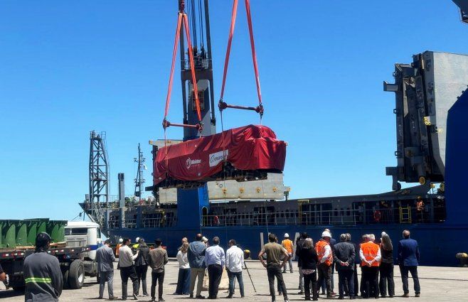 Foto: Martín Abreu, Subrayado. Descarga de las locomotoras este lunes en el puerto de Montevideo.