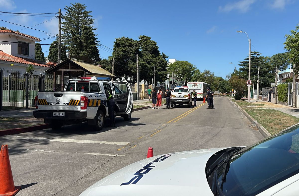 Foto: Mª. Eugenia Scognamiglio, Subrayado. Accidente con ómnibus en Malvín. Foto: Mª. Eugenia Scognamiglio, Subrayado. Accidente con ómnibus en Malvín.