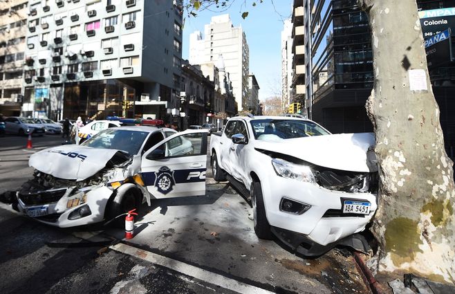 Patrullero chocó cuando iba de camino hacia Plaza Independencia. Foto: Foco UY