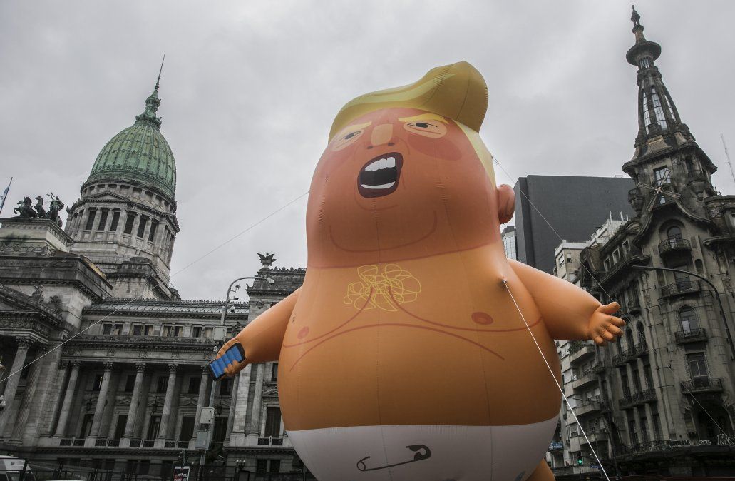 Un globo representando la imagen de Donald Trump se puede ver fuera del Congreso de Buenos Aires.