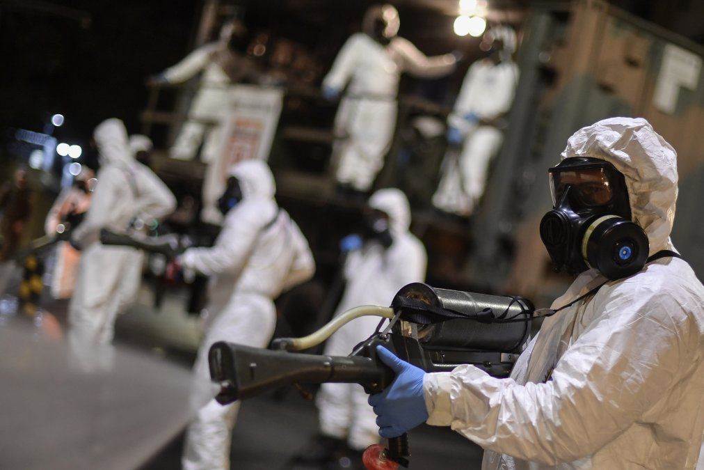 Soldados de las Fuerzas Armadas de Brasil participan en la limpieza y desinfección del área externa del Mercado Municipal en Belo Horizonte, estado de Minas Gerais, en medio de la pandemia del coronavirus COVID-19 .