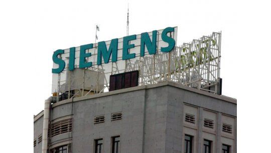 Denuncian a ex gerentes de Siemens por coimas a Menem y De La Rúa