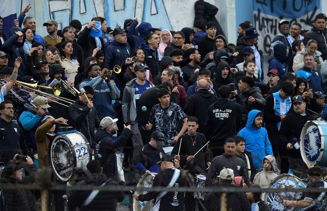 Foto: FocoUy, archivo. Hinchada de Cerro en el estadio Luis Tróccoli. 